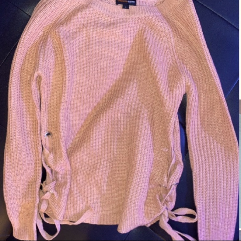 Sweater with side accents